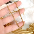 Elegante goldene gedrehte Seilkette Halskette, von Hand gehalten vor Vintage-Spiegelhintergrund - Seilkette Halskette (XL8225J)