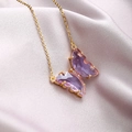 Dettaglio del ciondolo a farfalla in cristallo viola con catena d'oro su seta - Violetto
