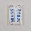 Detail van wit-blauwe amandel kunstnagels met bloemenpatronen en gouden accenten - Blauw Wit Bloem Krokodil Patroon (WY-029)