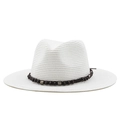 Dettaglio di un cappello fedora in paglia bianca con perline in legno e decori retrò - M (56-58cm) / Bianco