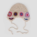 Détail d'un bonnet au crochet fait main avec broderies florales et rubans de serrage - Beige
