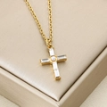 Close-up van gouden kruis ketting met baguette-zirkonia en een centrale parel - Rechthoekige Steen Parel Kruisstijl (KN288318-GC) / Goud