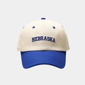 Detalle del bordado NEBRASKA en una gorra de béisbol bicolor de lona de algodón - Ajustable / Azul