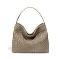 Klassische beige gewebte Hobo-Schultertasche aus Leder mit matter Textur und Tragegriff - Kieferntee