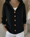 Detailaufnahme der natürlichen Holzknöpfe und weichen Stricktextur auf schwarzer Strickjacke - S / Oberteile / Schwarz