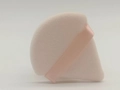 Piumino da cipria triangolare rosa chiaro con nastro di raso per applicazione trucco - Nudo