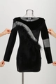 Detail van fluwelen mini-jurk met transparant gaaspaneel en zwarte veren als versiering - L / Zwart