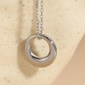 Collana minimalista con ciondolo a cerchio in argento lucido e catena sottile in titanio - Color Acciaio