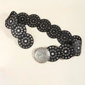 Dettaglio di cintura boho vintage con dischi in pelle nera e fibbia in metallo intagliata - Argento Nero / 101cm