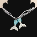 Collier queue de sirène en dégradé bleu et blanc avec paillettes sur rubans de soie blancs - Dégradé Argent Bleu