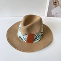 Damen Sonnenhut aus braunem Geflecht mit bedrucktem Band und flacher Krempe im Fedora-Stil - Camel