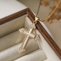 18K vergoldete Kreuz-Halskette mit Zirkonia und weißer Muschel auf Schmuckkästchen - Mikro-Pflaster Zirkonia Muschel-Stil (24715)