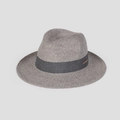 Dettaglio della trama del cappello di paglia con nastro scuro e stemma in metallo - M(56-58cm) / Grigio