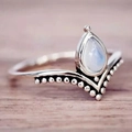 Anello minimalista in argento a V con pietra di luna a goccia e dettagli con perline - US 6