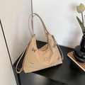 Borsa hobo in nylon beige con ciondoli a farfalla in metallo argento e tracolla regolabile - Cachi