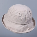Detalle de gorro de algodón beige con ala de protección solar y costuras decorativas - Beige / M (56-58cm)