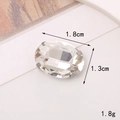 Vista macro del cristallo ovale da 1,8x1,3 cm con quattro griffe metalliche per cucito - 13*18 Strass a Griffe Ovale