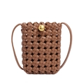 Bolso bandolera de móvil marrón tejido con cierre dorado y correa fina de cuero elegante - Marrón