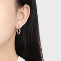 Aros plateados trenzados de estilo minimalista mostrados en una modelo femenina - Color Acero