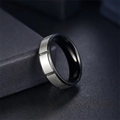Vue détaillée de la texture du métal brossé de cette bague en acier titane pour couples - Taille 6 / Noir