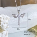 Detailweergave van holle libellenhanger met zirkonen en 18K goud vacuüm beplating - Zilver