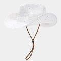 Détail d'un chapeau de cowboy en paille blanche avec cordon de serrage marron - Taille unique / Blanc