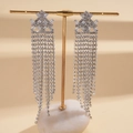 Dettaglio di orecchini a nappa lunga in argento con strass scintillanti su supporto - Argento (Perno in argento) / Argento
