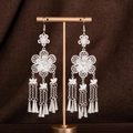 Dettaglio di orecchini etnici in argento con fiori in filigrana e lunghe nappe pendenti - Nappa di Fiore di Grandi Dimensioni (E4709) / Argento