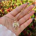 Dettaglio della collana con ciondolo ali d'angelo placcata oro con pietre di zircone bianco - Angelo In Preghiera