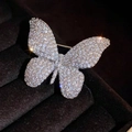 Elegante spilla a farfalla con cristalli scintillanti su velluto per abiti formali - Argento