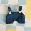 Blaue Denim-Bären-Latzhose für 17cm Plüschpuppen mit niedlichen Bärenknöpfen aus Holz - Passend für 17cm Puppe / Bären-Knopf-Latzhose