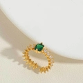 Goldener offener Ring mit grünem Stein im Smaragdschliff und klaren Zirkonia-Steinen - Smaragdgrüner Zirkonia (JZ0265)