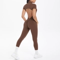 Detailansicht des dunkelbraunen rückenfreien Jumpsuits mit Push-Up-Effekt am Gesäß - S / Kastanienbraun