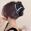 Détail d'une grande pince à cheveux à nœud noir et blanc portée sur un chignon bas - Style Noeud Bicolore Noir et Blanc (20#)