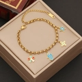 Bracciale in acciaio inossidabile dorato con ciondoli colorati su un portagioie - Stile Mano di Fatima Fiore (4#)
