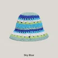 Chapeau bob rayé bleu ciel tricoté main avec motif floral au crochet pour femme - Taille Unique (54-58cm) / Bleu Ciel