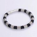 Détail d'un bracelet en acier inoxydable pour homme avec anneaux texturés et fermoir - Argent Motif Sergé
