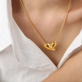 Elegante collana con pendente a cuore dorato in acciaio bicolore su modella - Collana Oro