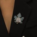 Elegante broche de hoja de arce con diamantes de imitación azules en solapa negra - Estilo de Degradado Azul y Negro (5614)