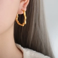 Pendientes de aro geométricos huecos dorados con textura de metal martillado para mujer - Dorado
