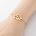 Pulsera de loto dorada en la muñeca con elegantes detalles florales recortados - Dorado