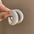 Orecchini a cerchio a C in acrilico bianco lucido con design retrò minimalista - Beige