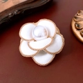 Dettaglio spilla camelia bianca con bordo a catena dorata e perla centrale decorativa - Spilla 49# - Oro - Bianco