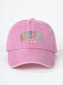 Detalle de gorra rosa de algodón lavado con texto impreso God Is Good y bordado - Rosa