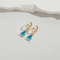 Détail macro de boucles d'oreilles goutte bleu clair avec finition dorée élégante - Bleu Lac(ES2722-3)