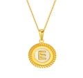 Collier en acier doré avec pendentif rond en nacre arborant la lettre E gravée - Lettre E (S-P005-E)