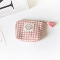 Rosa karierter Tweed-Geldbeutel mit Happy Girl Patch und Fransen-Reißverschluss - Mädchen mit kurzen Haaren / Rosa