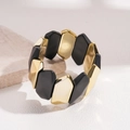 Detail eines böhmischen Acryl-Armbands mit geometrischem Muster und elastischem Band - Gold/Schwarz