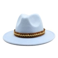 Detailansicht hellblauer Filzhut mit braunem Lederband und goldenem V-Webmuster - L (58-60cm) / Himmelblau