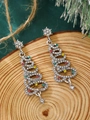 Zilveren kerstboom oorbellen met gekleurde strassteentjes op rustiek houtstuk - Zilveren Kerstboom met Gekleurde Strass-steentjes (N-585)